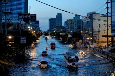 The main avenue of northern Bangkok are transformed as rivers. Traffic is made of trucks, somes buses and boats. As night fall on Payonyothine avenue.